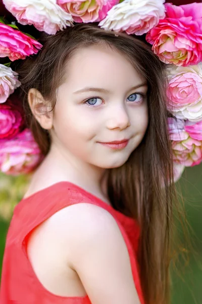 Portrait de petite fille en plein air en été — Photo