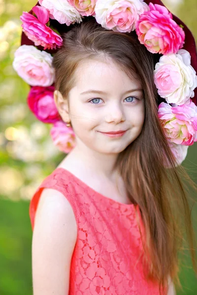 Portrait of little girl outdoors in summer — Stock Photo, Image