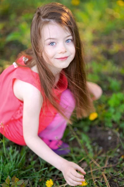 Portrait de petite fille en plein air en été — Photo