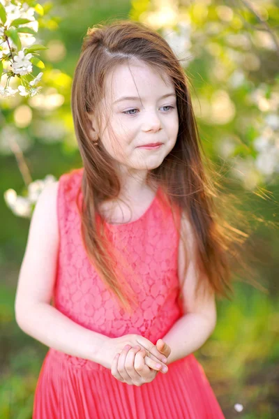 Ritratto di bambina all'aperto in estate — Foto Stock