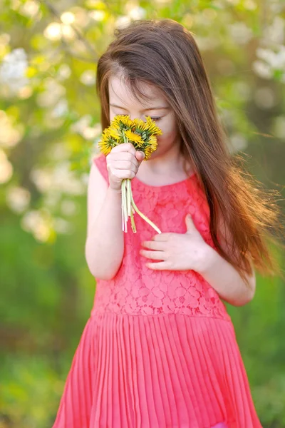 Ritratto di bambina all'aperto in estate — Foto Stock