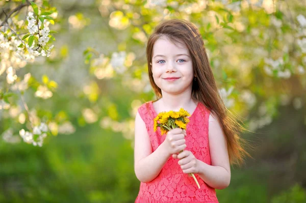 Yazın açık havada küçük bir kızın portresi.