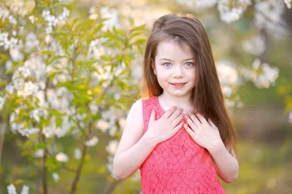 Ritratto di bambina all'aperto in estate — Foto Stock