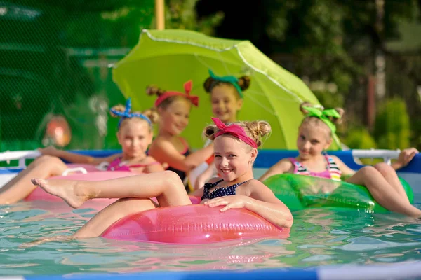 Ritratto di bambini in piscina in estate — Foto Stock