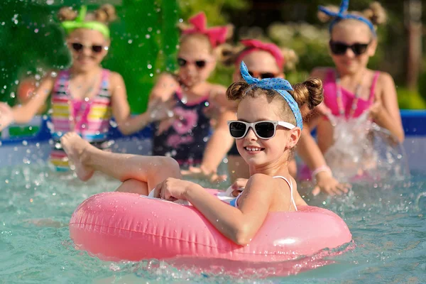 Ritratto di bambini in piscina in estate — Foto Stock