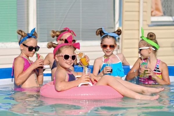 Portret van kinderen op het zwembad in de zomer — Stockfoto