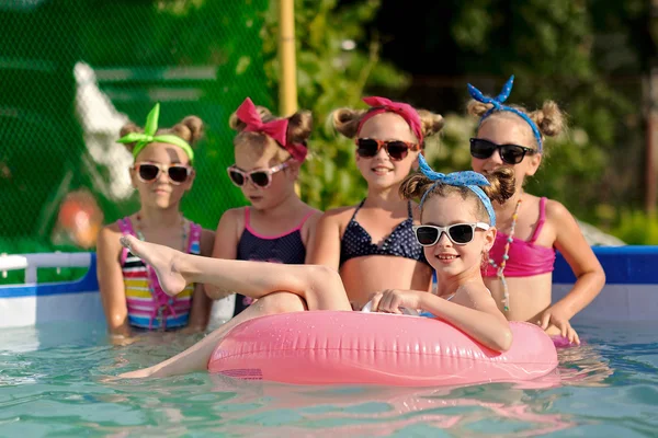 Ritratto di bambini in piscina in estate — Foto Stock