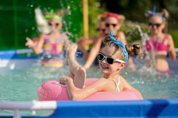 Retrato de crianças na piscina no verão — Fotografia de Stock