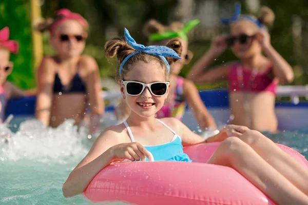Портрет детей у бассейна летом — стоковое фото