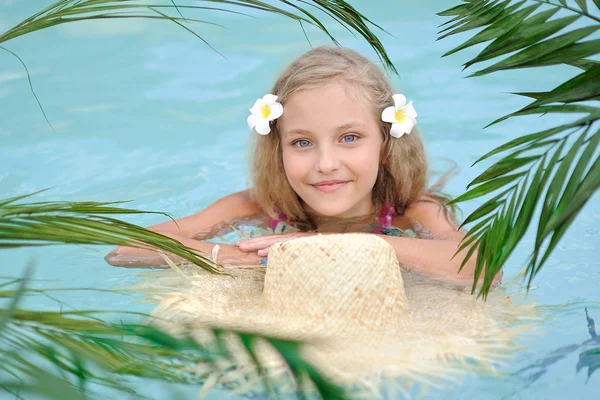 Ritratto di bambina in stile tropicale in piscina — Foto Stock