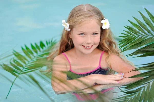 Portret dziewczynki w tropikalnym stylu w basenie — Zdjęcie stockowe
