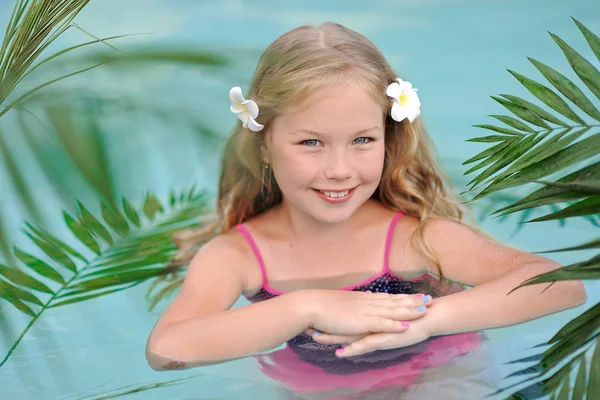 Retrato de niña en estilo tropical en una piscina — Foto de Stock