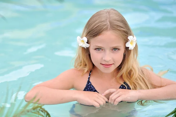 어린 소녀는 수영장에서 열 대 스타일에서의 초상화 — 스톡 사진