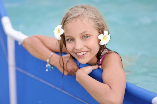 Portrait de petite fille dans un style tropical dans une piscine — Photo