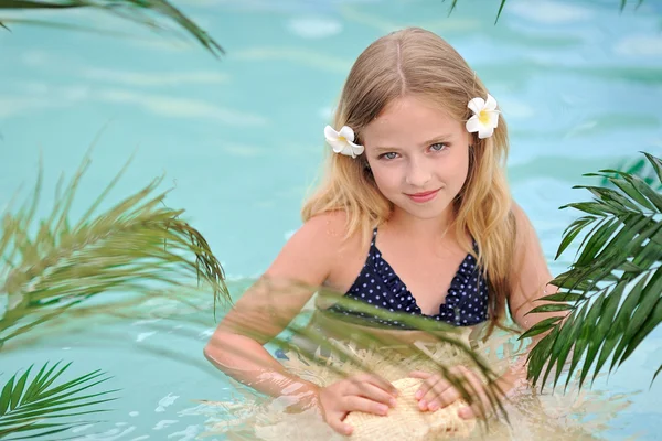 Potret gadis kecil dengan gaya tropis di kolam renang — Stok Foto