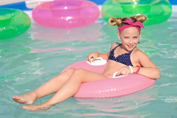 Retrato de menina em estilo tropical em uma piscina — Fotografia de Stock