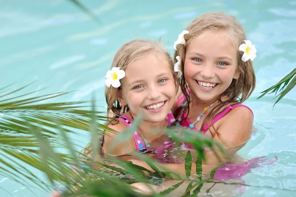Πορτρέτο των δύο κοριτσιών σε μια πισίνα — Φωτογραφία Αρχείου