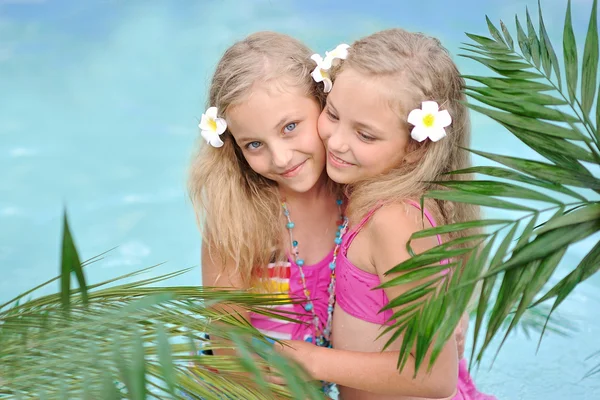 Portret van twee meisjes in een zwembad — Stockfoto