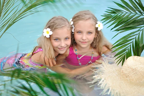 Retrato de duas meninas em uma piscina — Fotografia de Stock