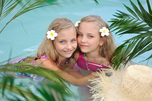 Retrato de duas meninas em uma piscina — Fotografia de Stock