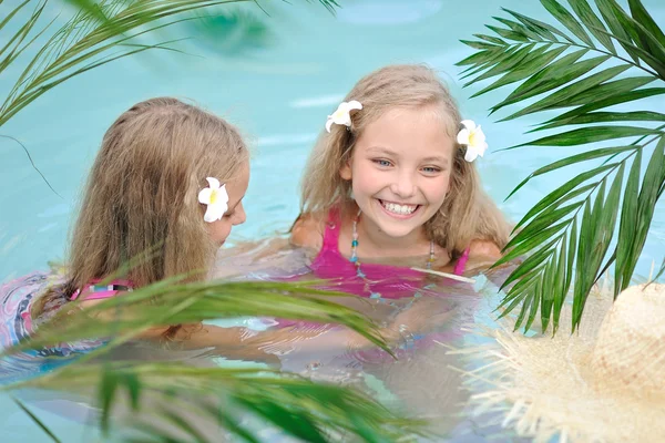 Portret van twee meisjes in een zwembad — Stockfoto