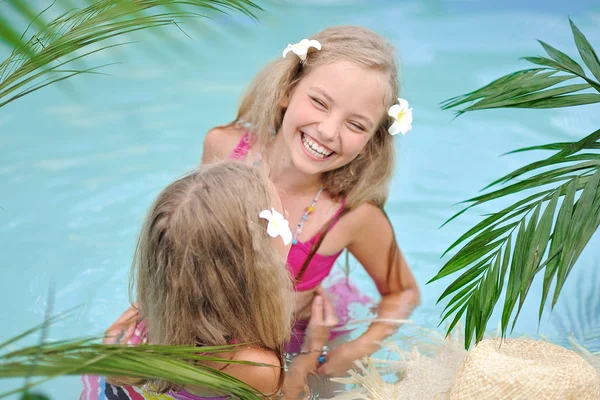 Porträtt av två flickor i en pool — Stockfoto
