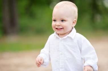 yaz kampı tatilde erkek portresi