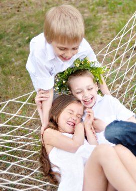 üç çocuklar yaz aylarında çayır üzerinde oyun