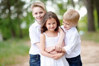 üç çocuklar yaz aylarında çayır üzerinde oyun