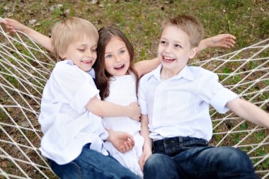 üç çocuklar yaz aylarında çayır üzerinde oyun