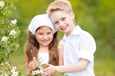 bir oğlan ve kız yaz aylarında portre