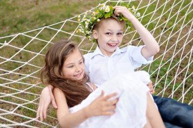 bir oğlan ve kız yaz aylarında portre