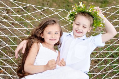 bir oğlan ve kız yaz aylarında portre