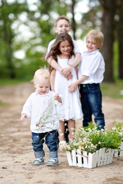 küçük çocuklar kamp tatil portresi