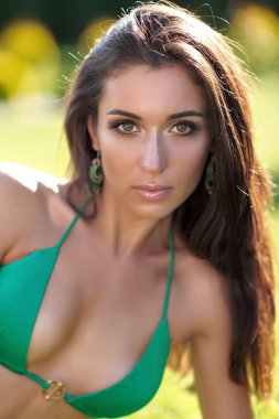 güzel bir genç kız bir mayo portresi