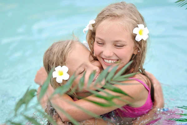 Portret van twee meisjes in een zwembad — Stockfoto