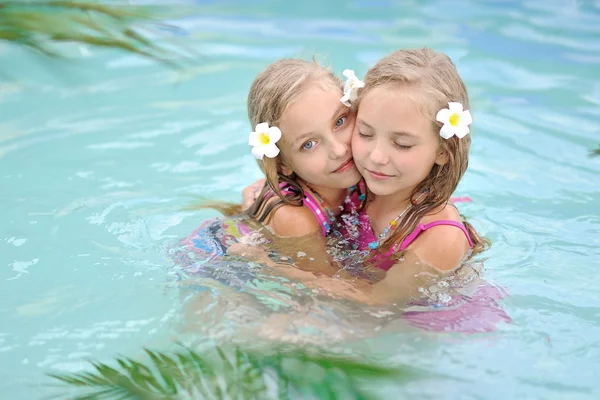 Retrato de dos chicas en una piscina — Foto de Stock