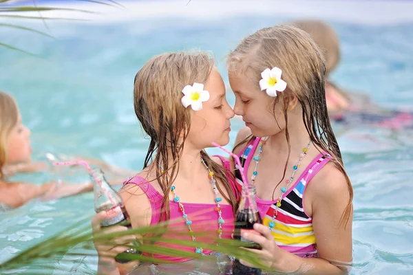 スイミング プールで 2 人の少女の肖像画 — ストック写真