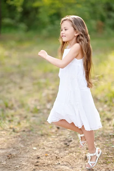 Portrait de petite fille en plein air en été — Photo