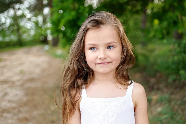 Ritratto di bambina all'aperto in estate — Foto Stock