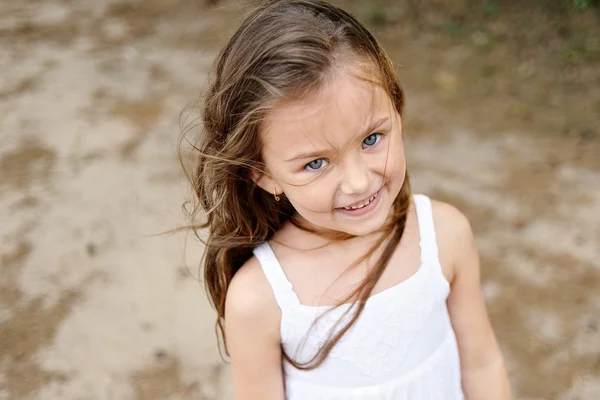 Retrato de niña al aire libre en verano — Foto de Stock