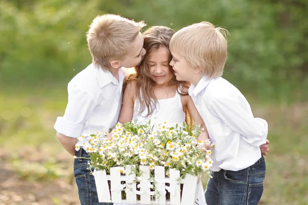 Três crianças brincando no prado no verão — Fotografia de Stock