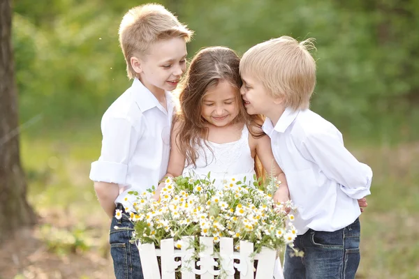 Tre barn leker på ängen i sommar — Stockfoto