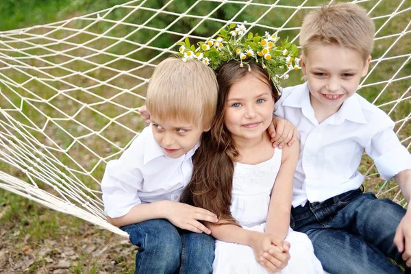 Trois enfants jouant sur la prairie en été — Photo