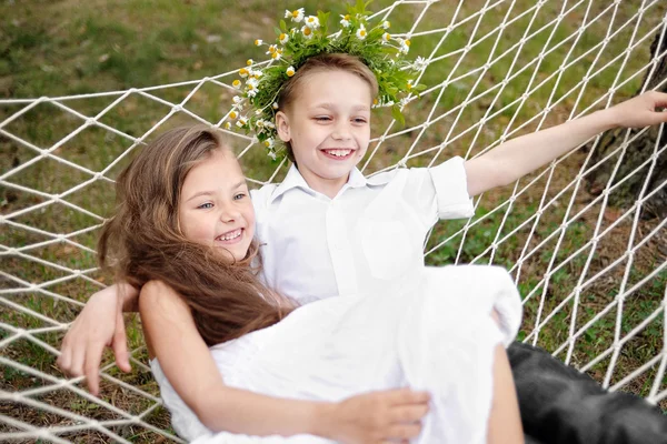 Retrato de un niño y una niña en verano —  Fotos de Stock