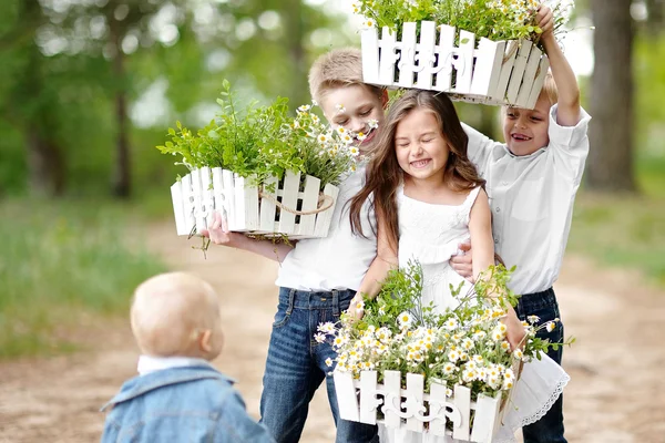 Porträt kleiner Kinder im Campingurlaub — Stockfoto