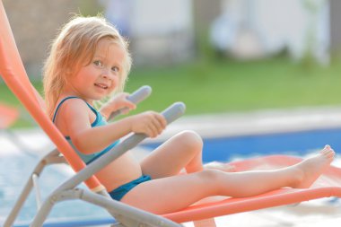 Yazın açık havada küçük bir kızın portresi.