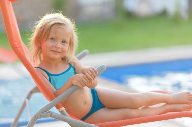 Yazın açık havada küçük bir kızın portresi.