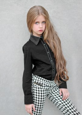 Yazın açık havada küçük bir kızın portresi.