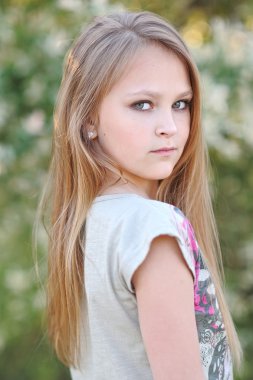 Yazın açık havada küçük bir kızın portresi.